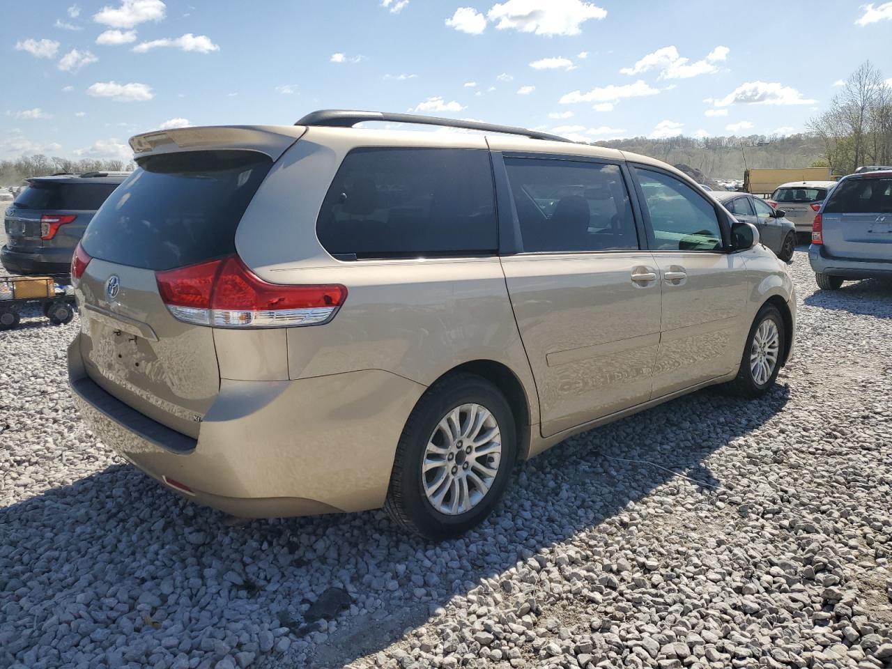 2011 TOYOTA SIENNA XLE - Фото 3