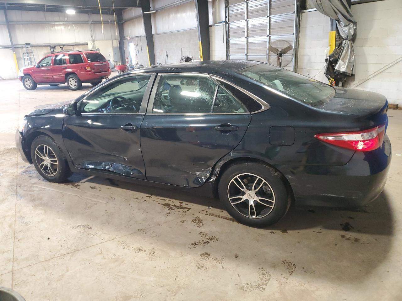 2017 TOYOTA CAMRY LE - Фото 2