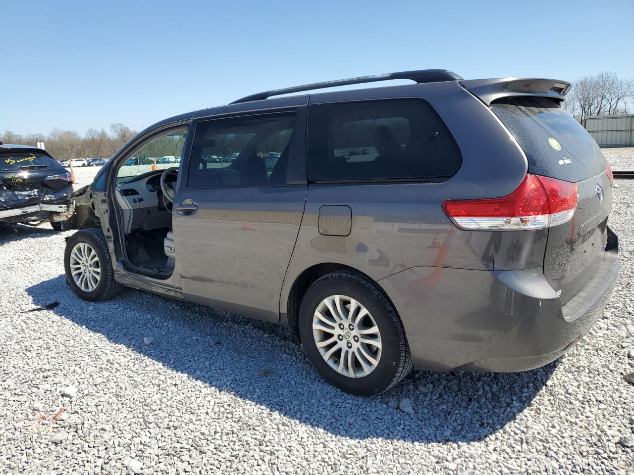 2013 TOYOTA SIENNA XLE - Фото 2
