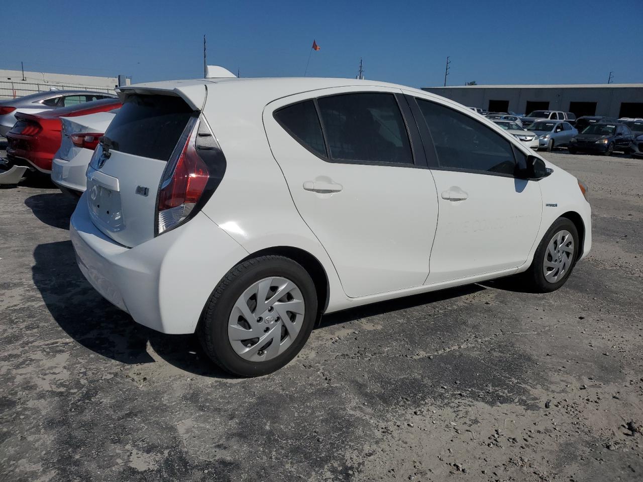 2016 TOYOTA PRIUS C - Image 3
