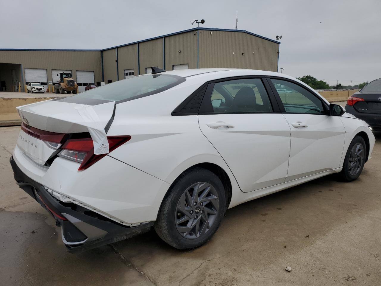2024 HYUNDAI ELANTRA SE - Image 3