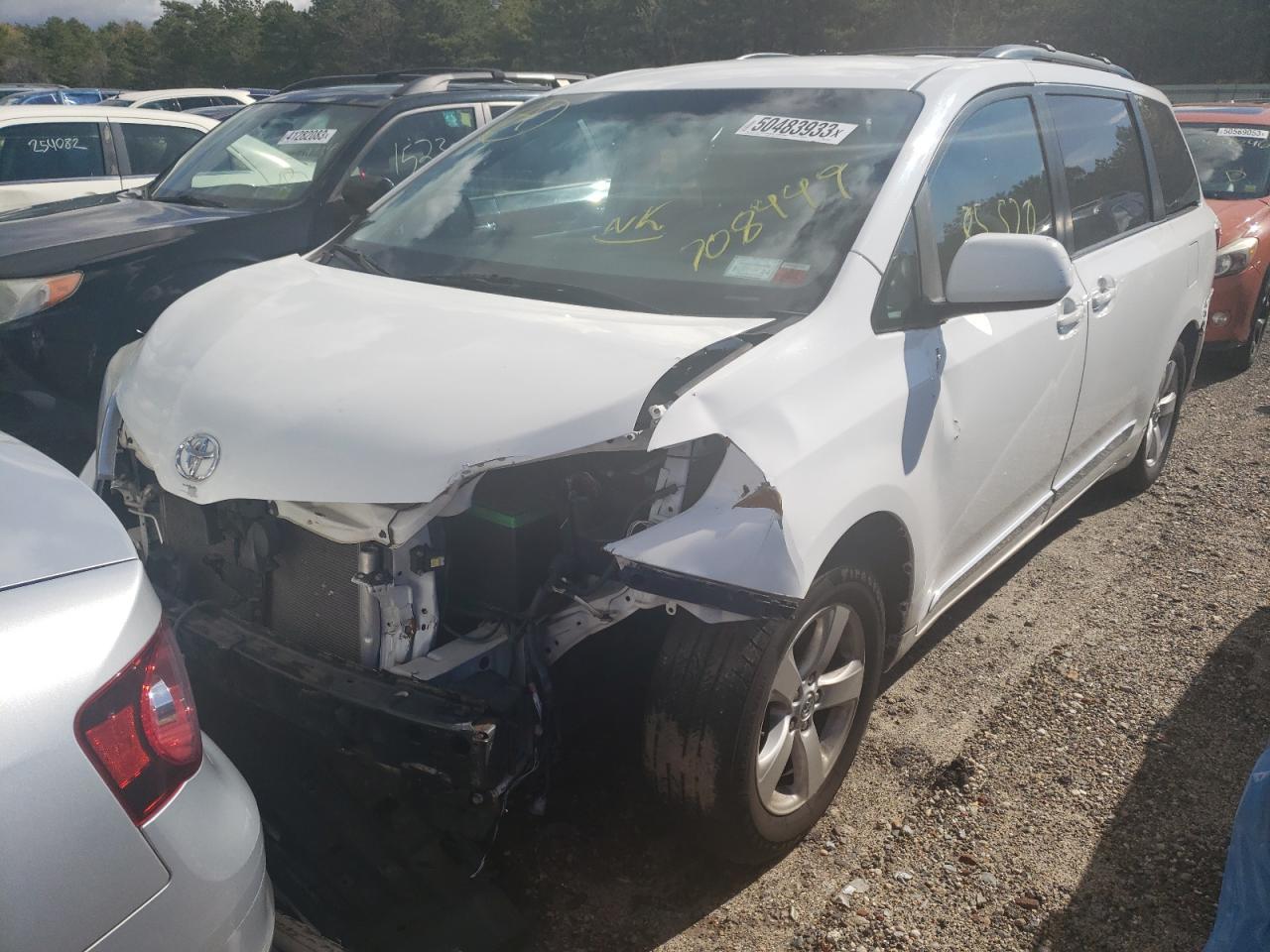 2016 TOYOTA SIENNA LE car image