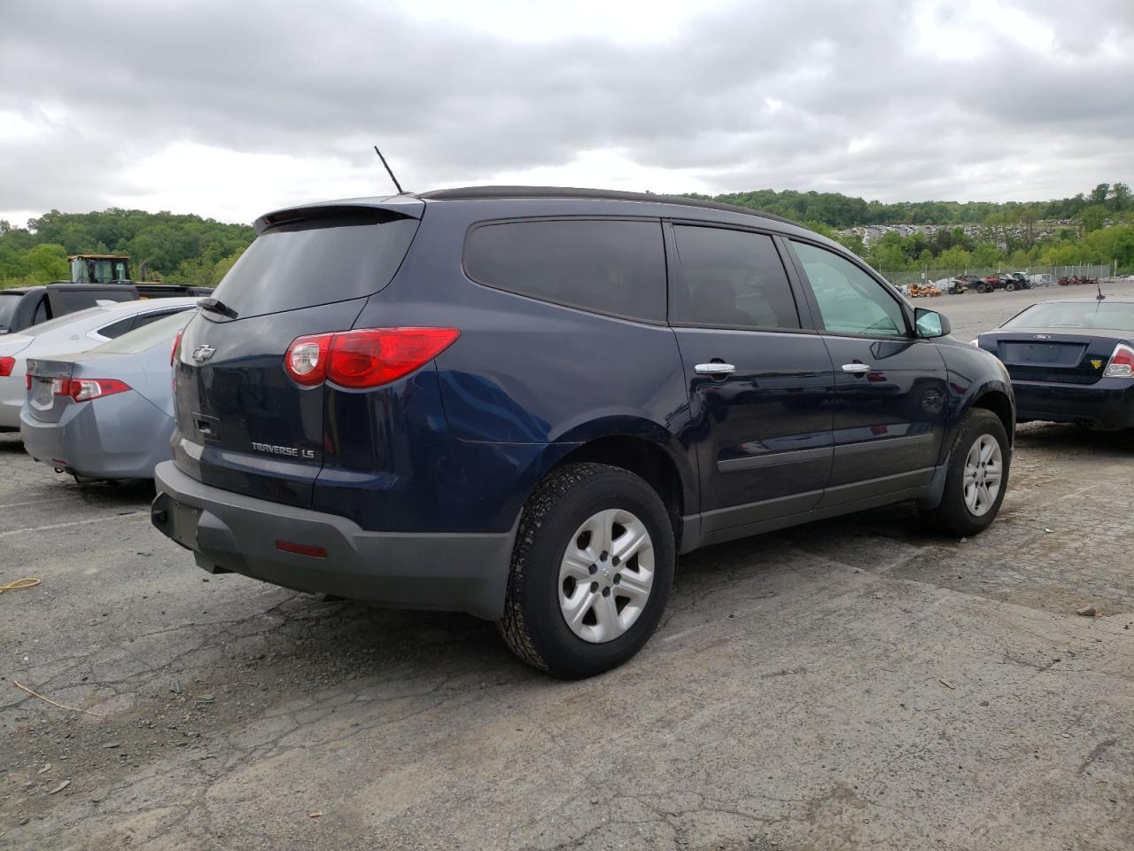 2011 CHEVROLET TRAVERSE L - Image 3