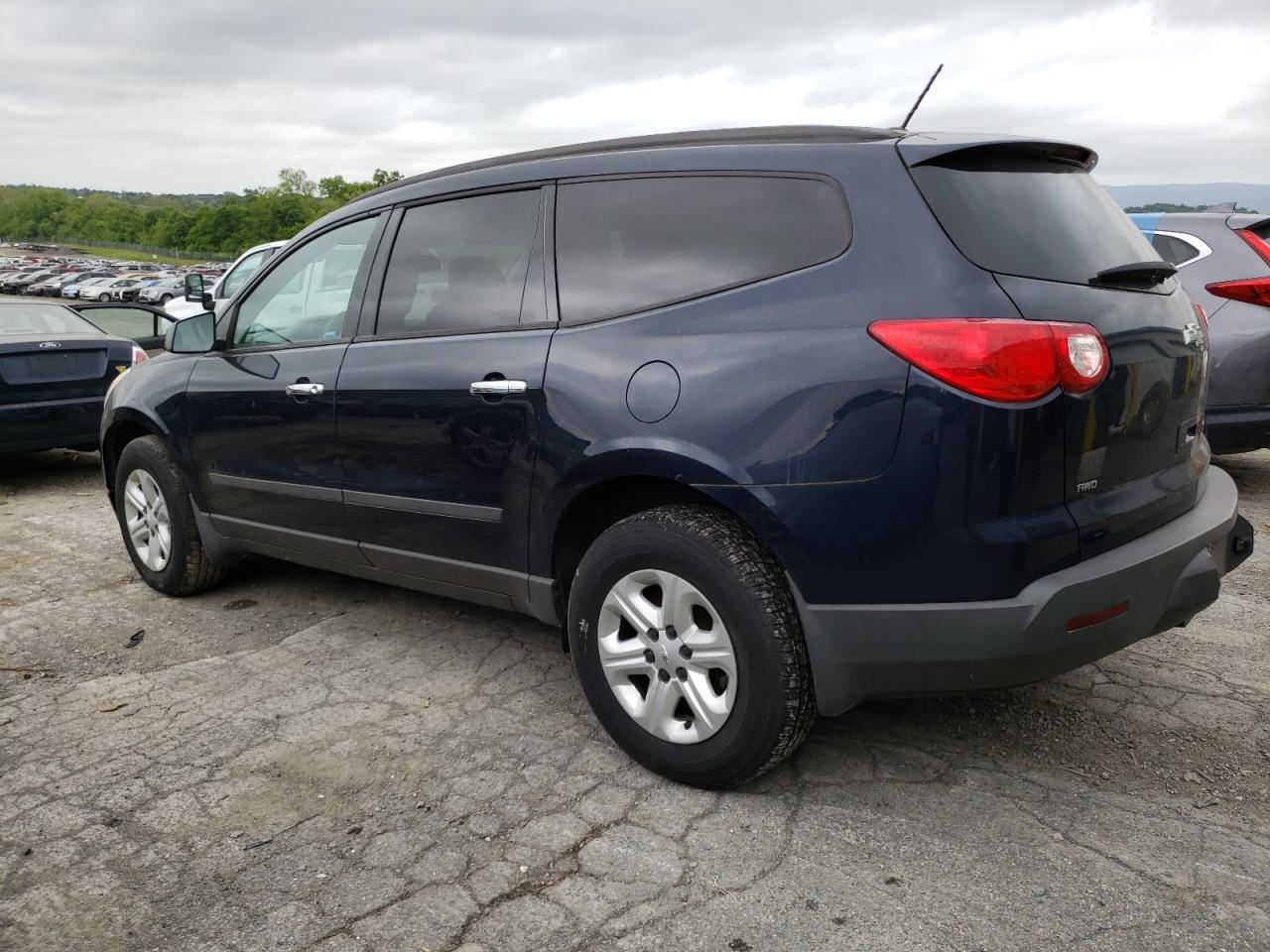 2011 CHEVROLET TRAVERSE L - Image 2