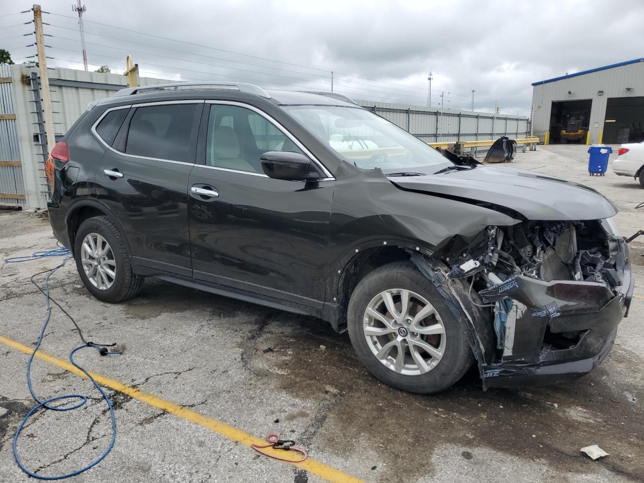 2017 NISSAN ROGUE SV - Image 4