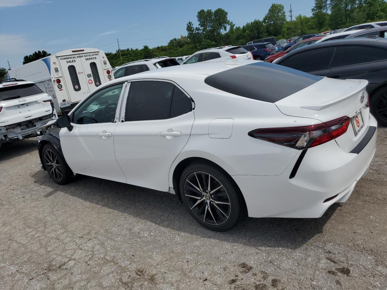 2021 TOYOTA CAMRY SE - Фото 2