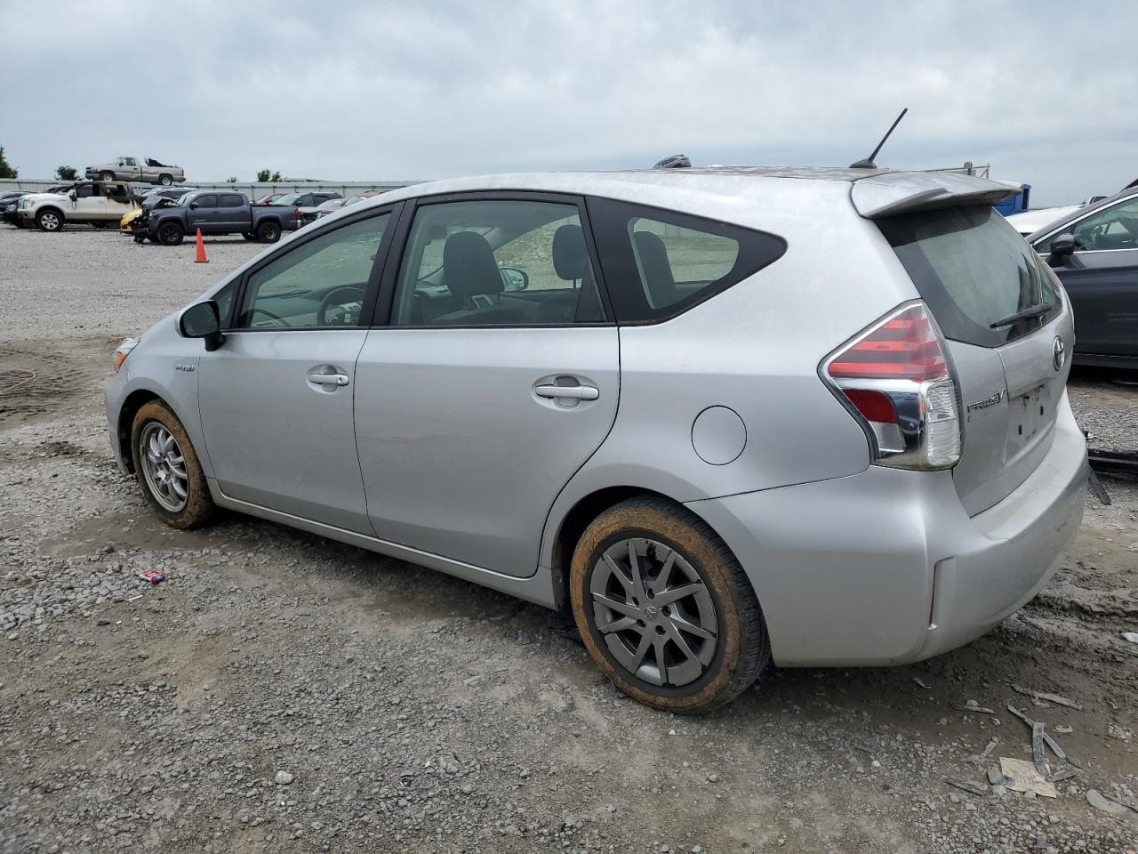 2015 TOYOTA PRIUS V - Image 2