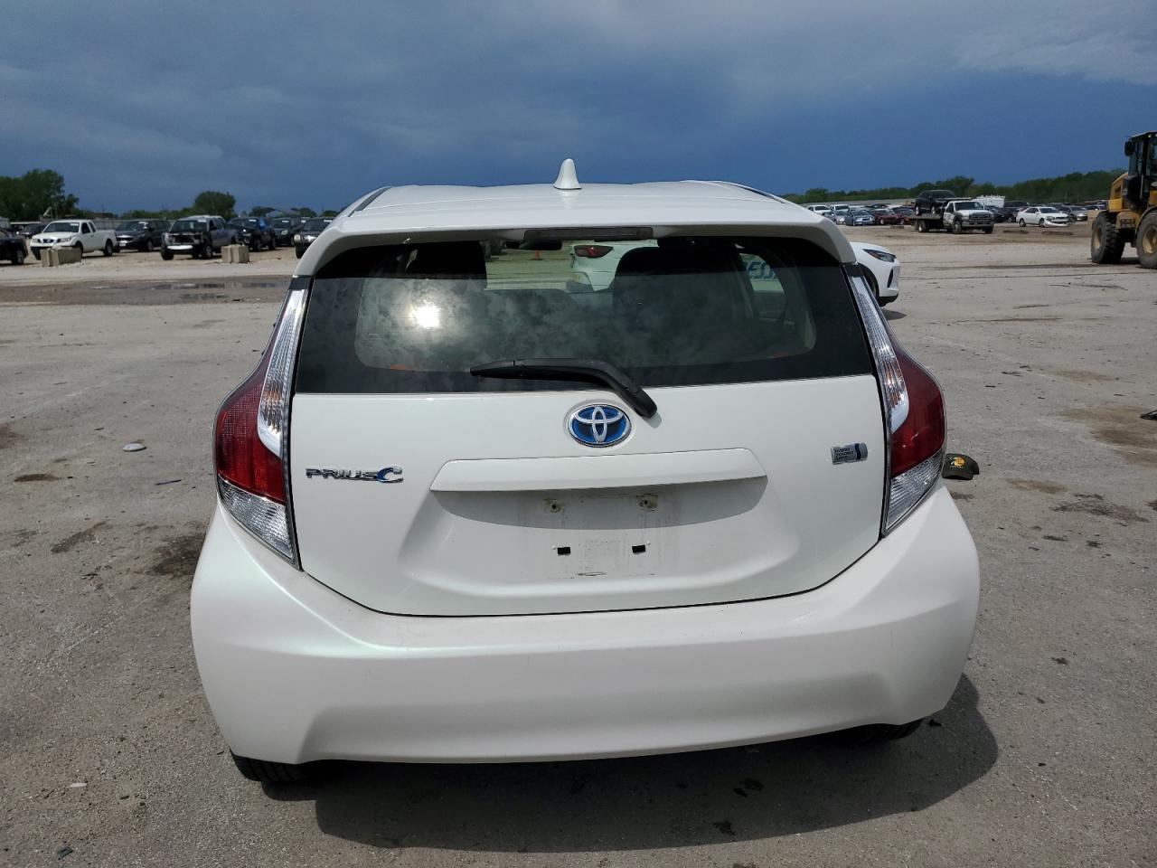 2015 TOYOTA PRIUS C - Image 6