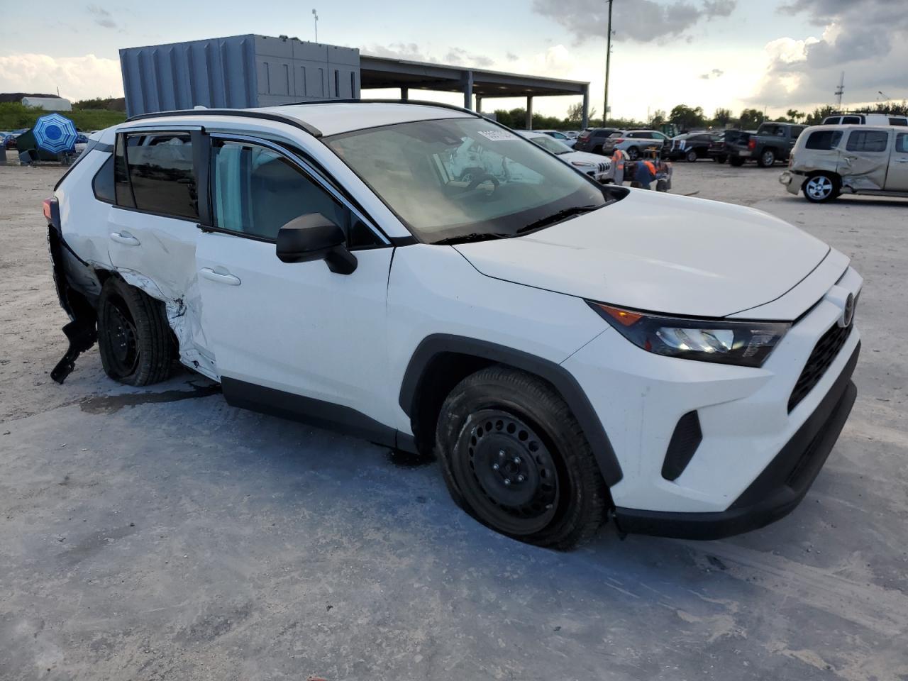 2021 TOYOTA RAV4 LE - Фото 4