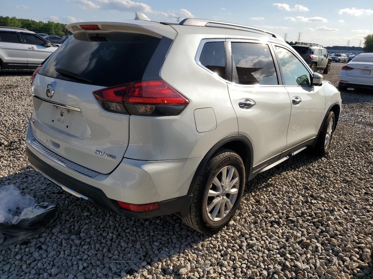 2017 NISSAN ROGUE SV - Фото 3