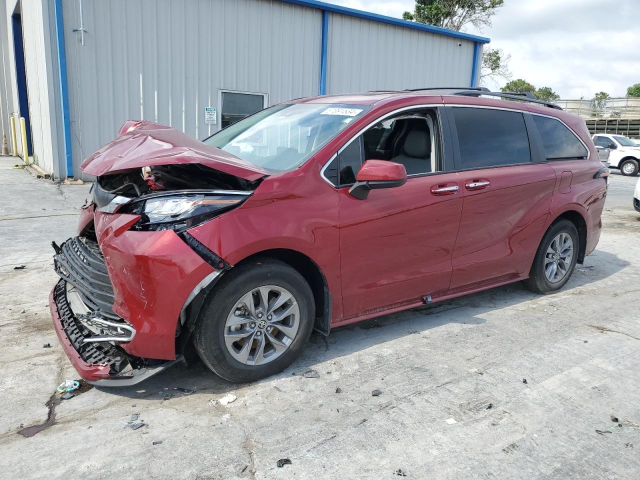 2022 TOYOTA SIENNA XLE car image