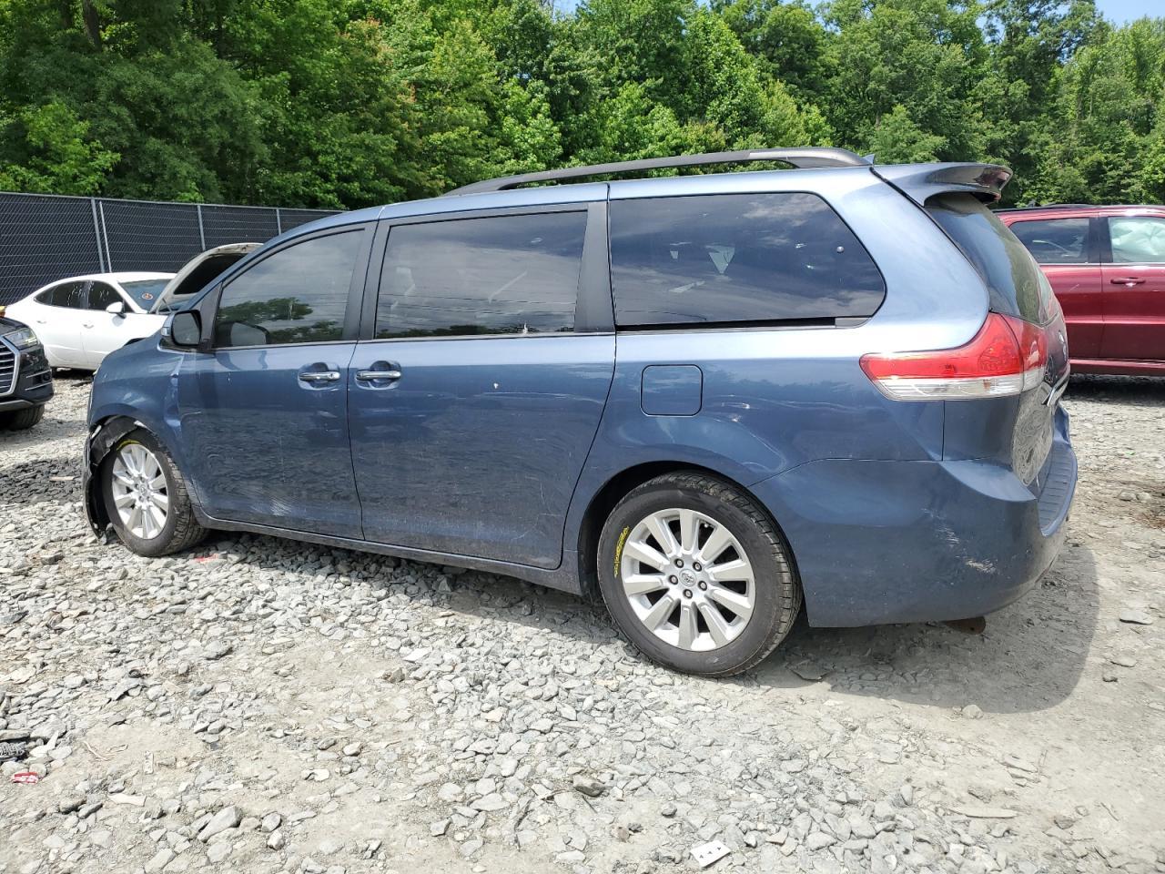 2013 TOYOTA SIENNA XLE - Фото 2