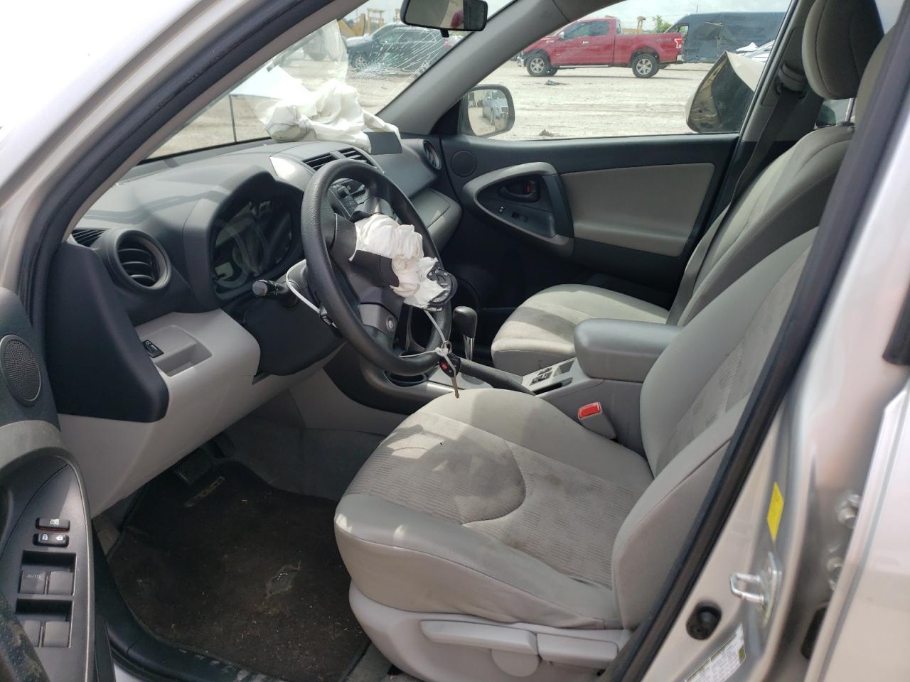 2011 TOYOTA RAV4 - Фото 7