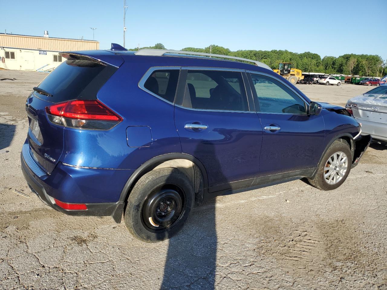 2017 NISSAN ROGUE SV - Image 3
