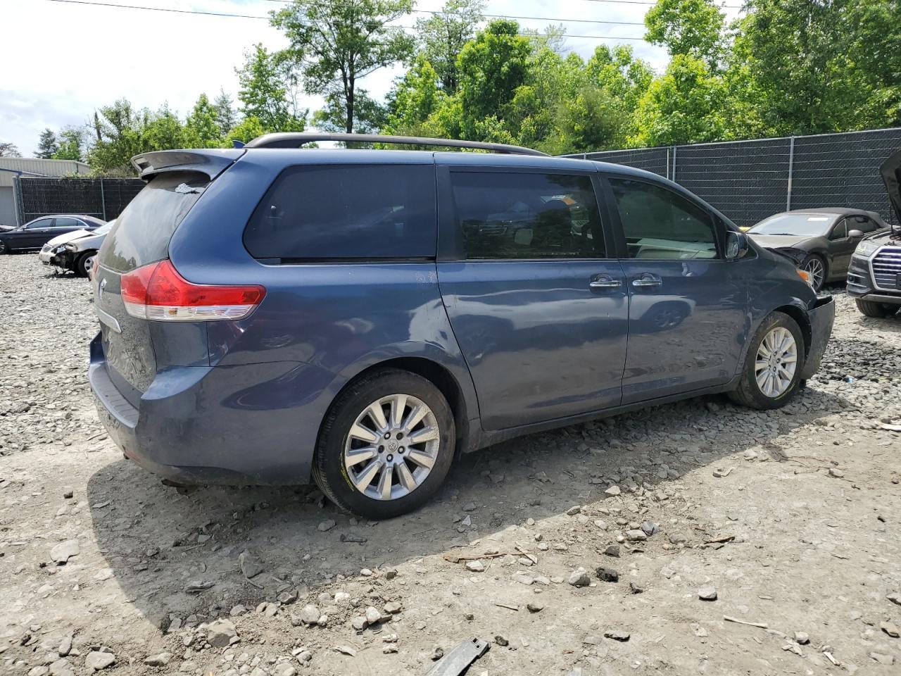 2013 TOYOTA SIENNA XLE - Фото 3