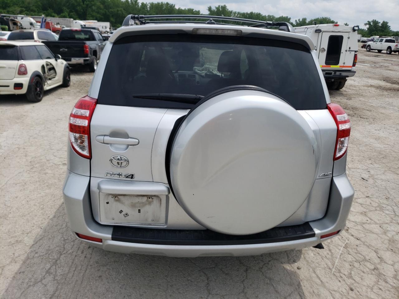 2011 TOYOTA RAV4 - Фото 6
