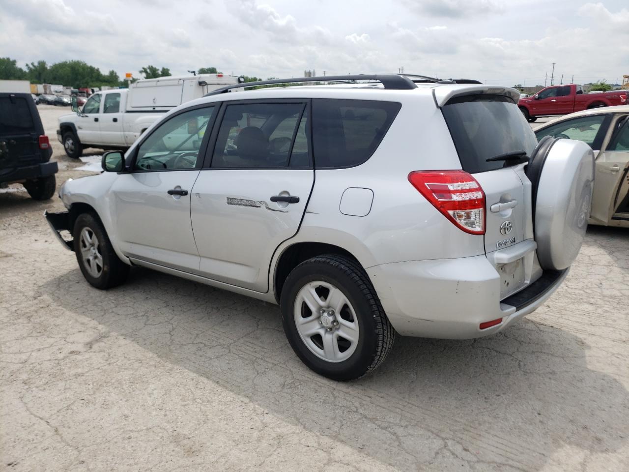 2011 TOYOTA RAV4 - Фото 2