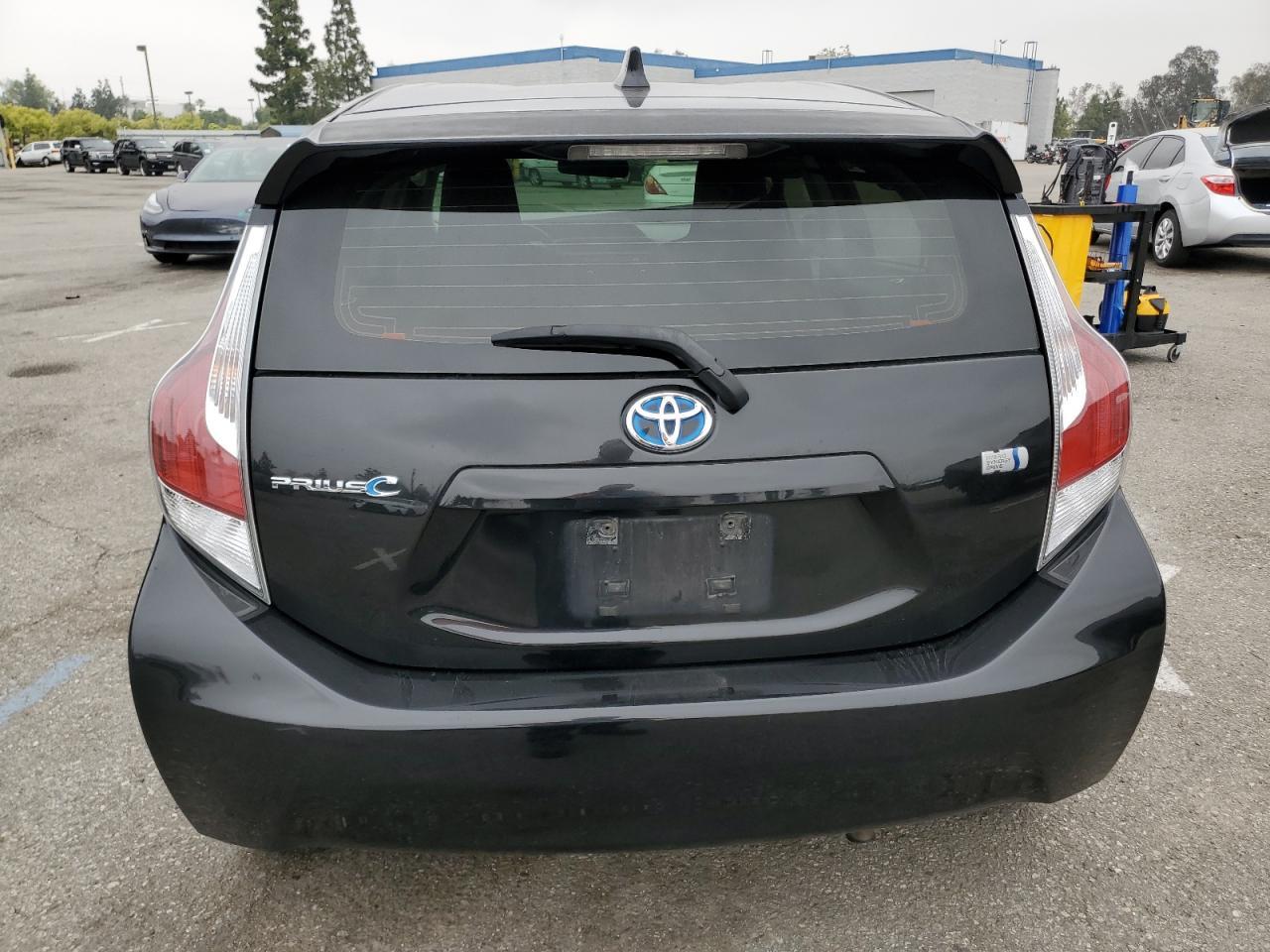 2015 TOYOTA PRIUS C - Image 6