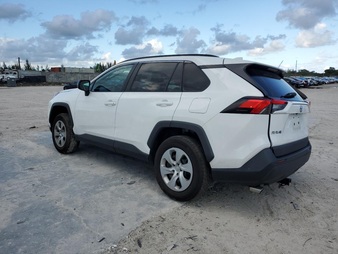 2021 TOYOTA RAV4 LE - Фото 2