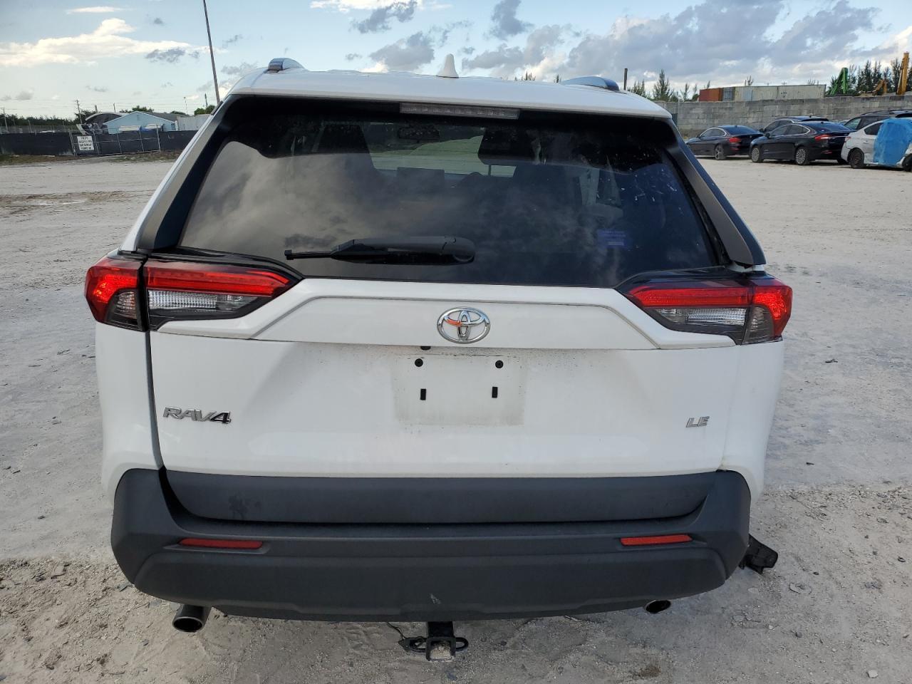 2021 TOYOTA RAV4 LE - Фото 6