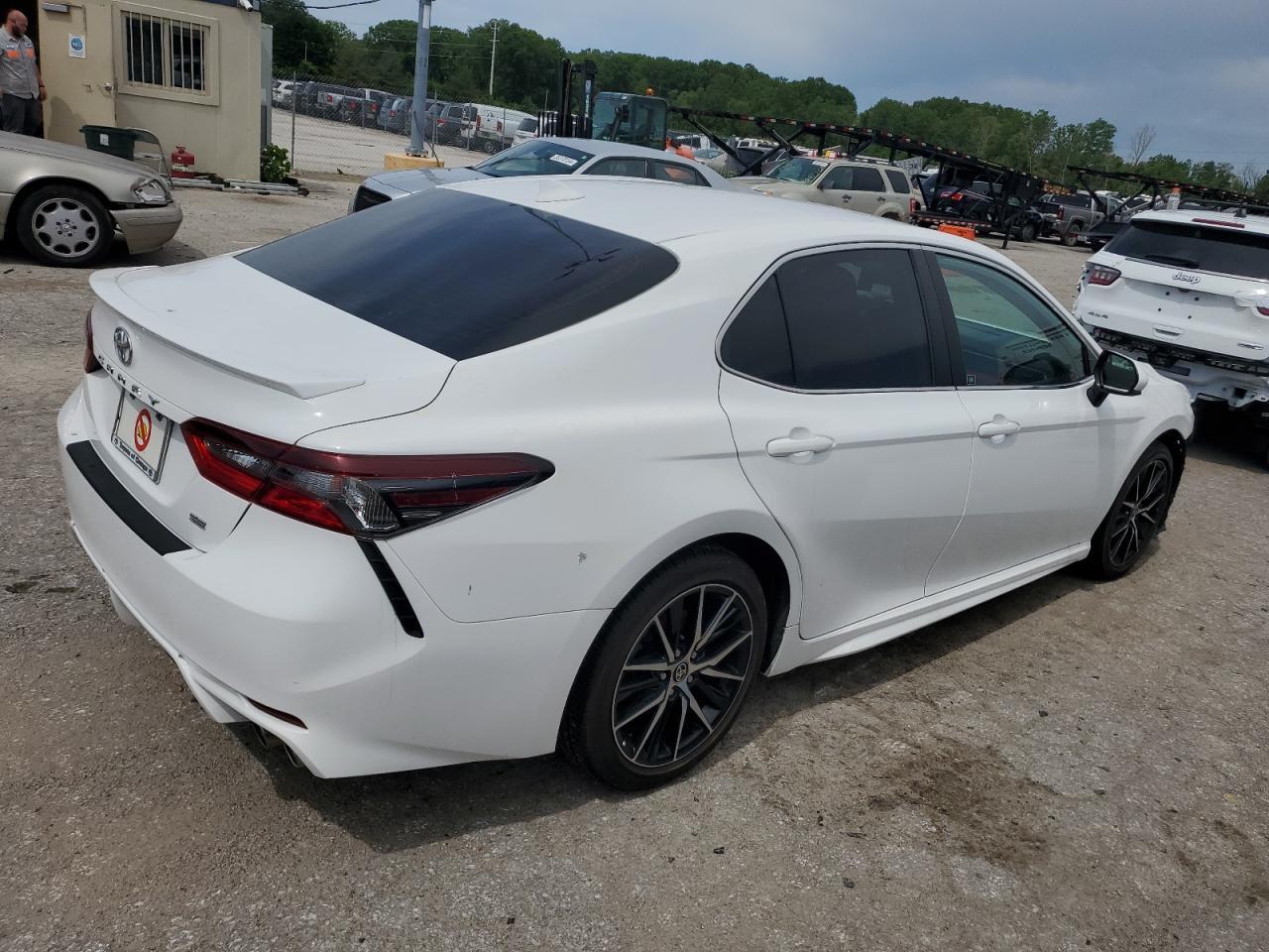 2021 TOYOTA CAMRY SE - Фото 3
