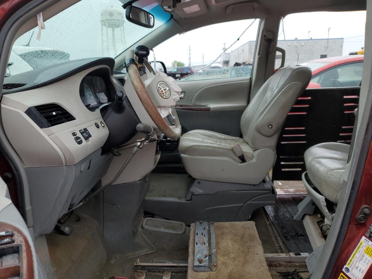 2011 TOYOTA SIENNA XLE - Фото 7