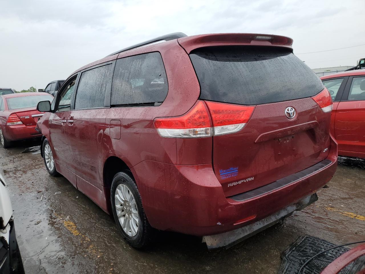 2011 TOYOTA SIENNA XLE - Фото 2