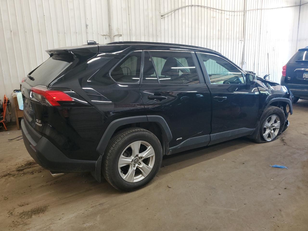 2020 TOYOTA RAV4 XLE - Image 3