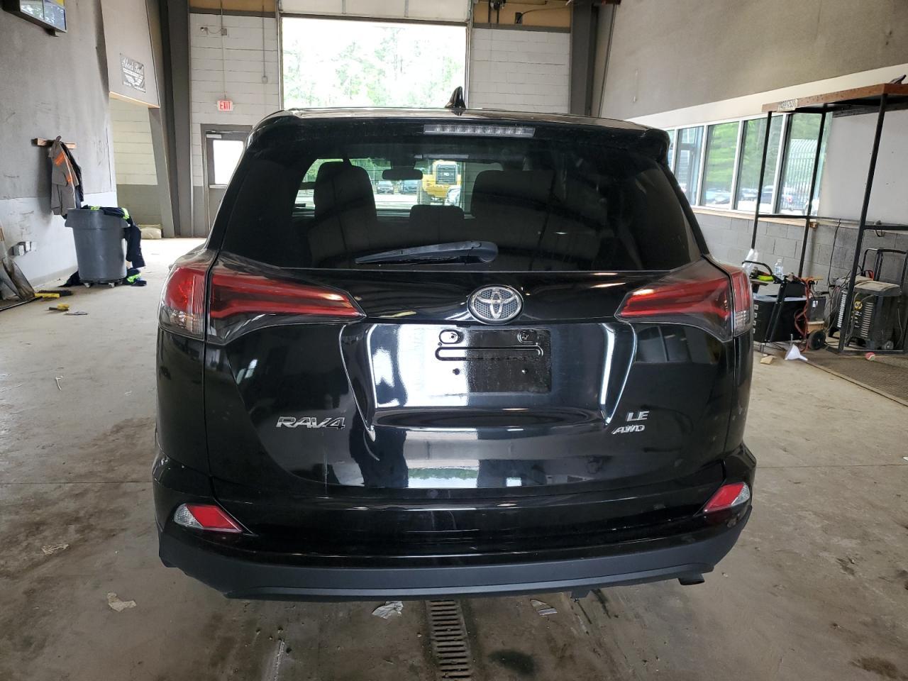 2018 TOYOTA RAV4 LE - Фото 6