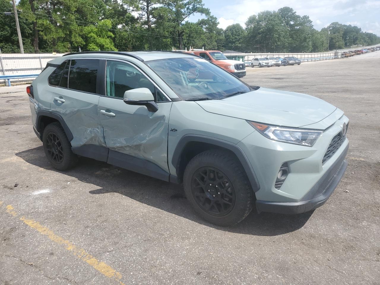 2020 TOYOTA RAV4 XLE - Image 4