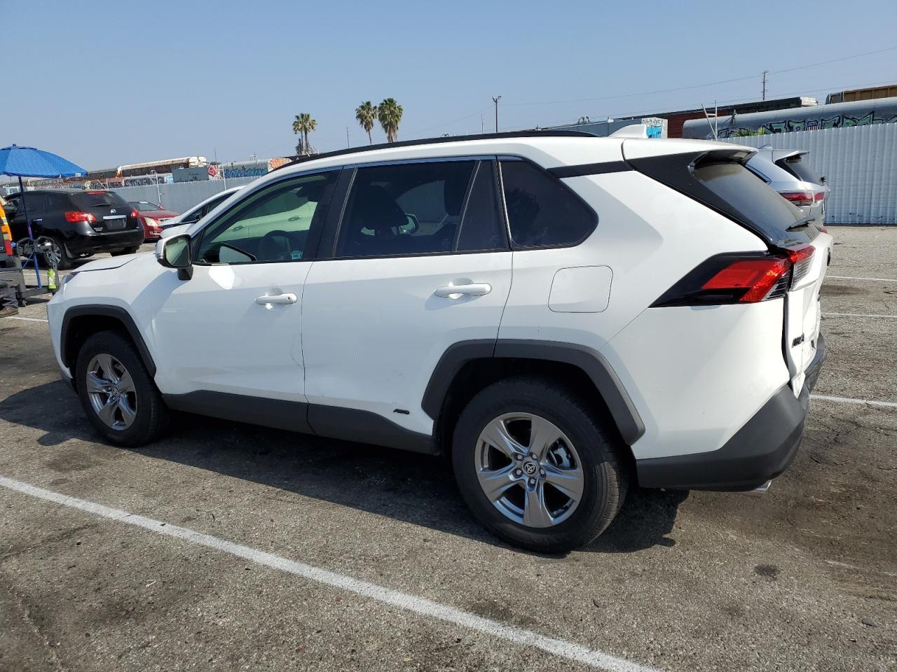 2023 TOYOTA RAV4 LE - Фото 2