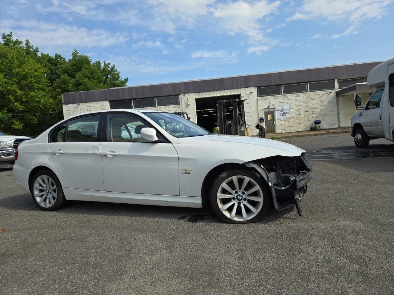 2010 BMW 328 XI SUL car image