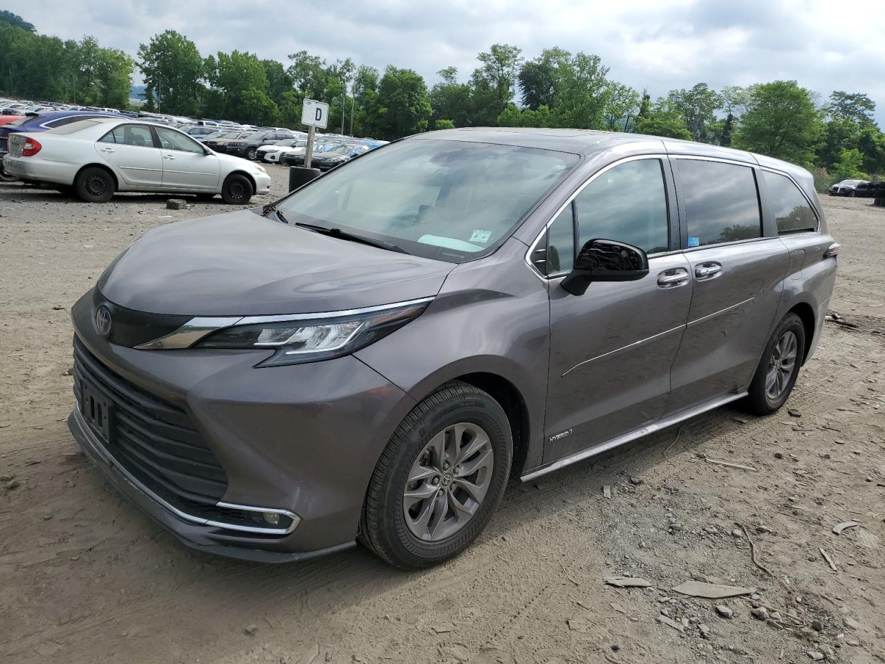 2021 TOYOTA SIENNA XLE car image