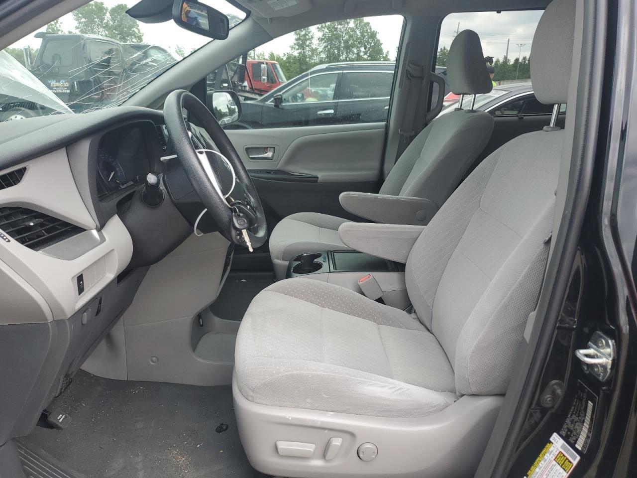 2019 TOYOTA SIENNA LE - Фото 7