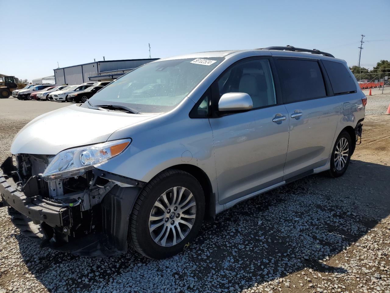 2019 TOYOTA SIENNA XLE car image