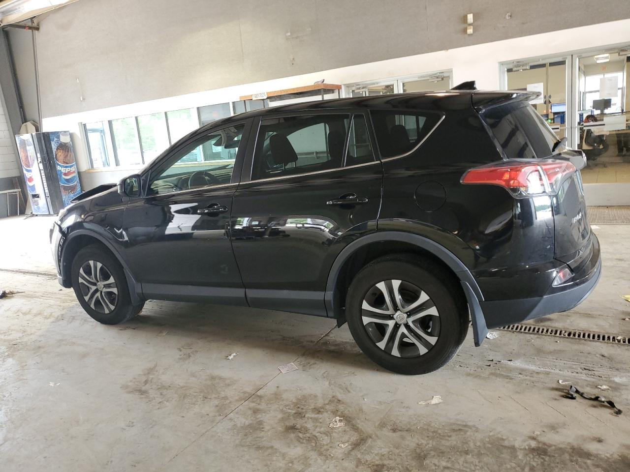 2018 TOYOTA RAV4 LE - Фото 2