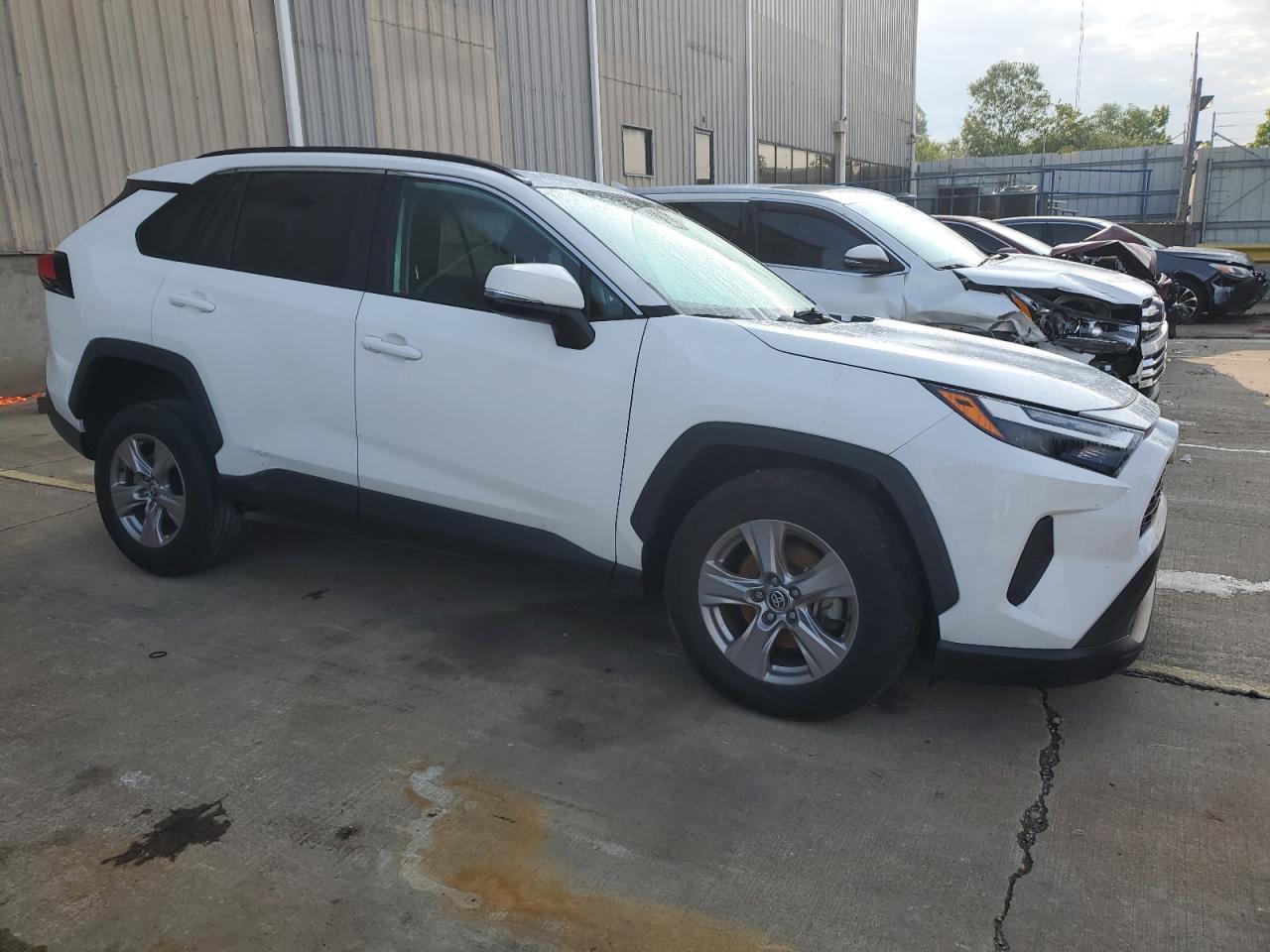 2022 TOYOTA RAV4 XLE - Фото 4