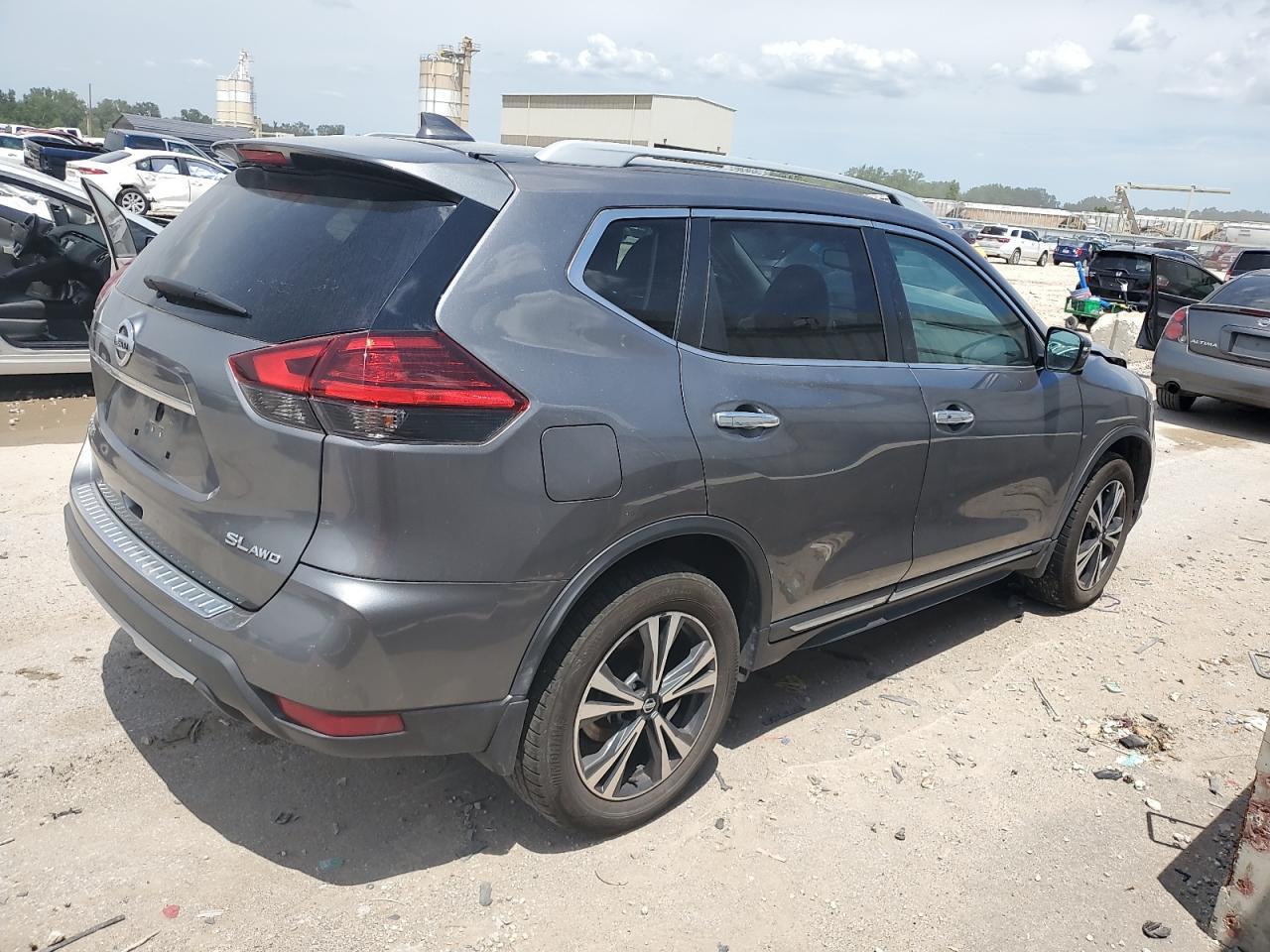 2017 NISSAN ROGUE SV - Фото 3