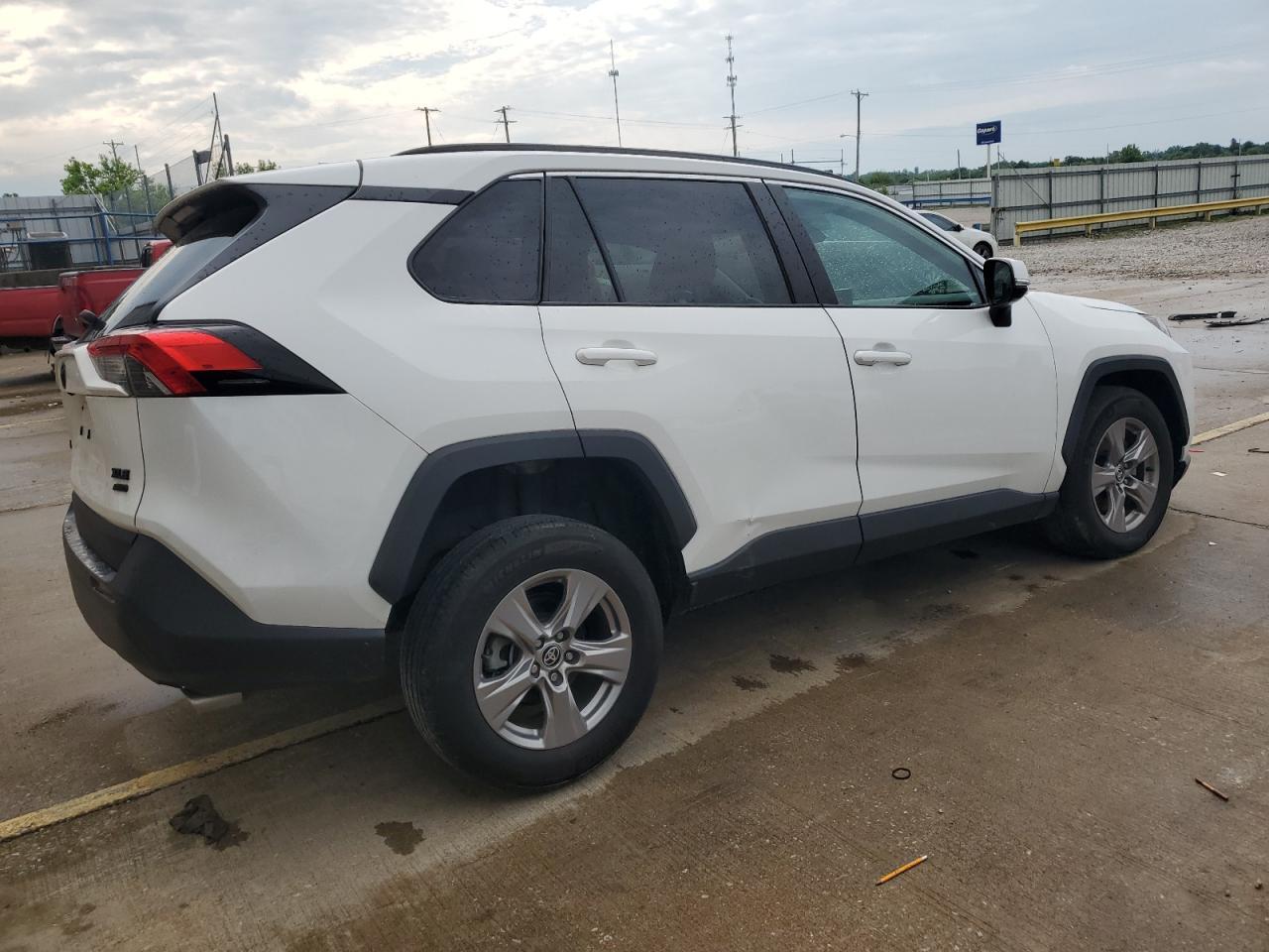 2022 TOYOTA RAV4 XLE - Фото 3
