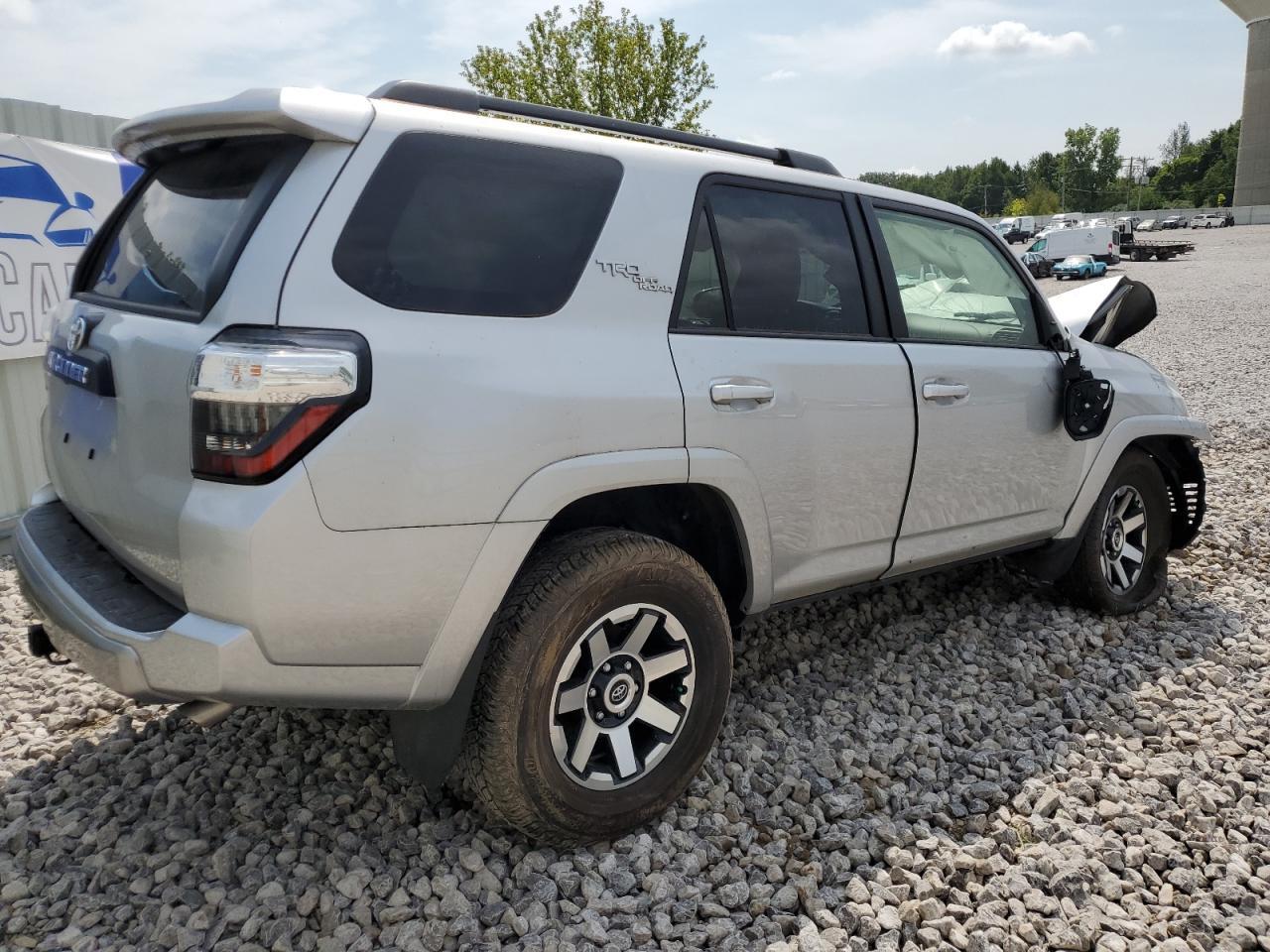 2022 TOYOTA 4RUNNER SR - Image 3