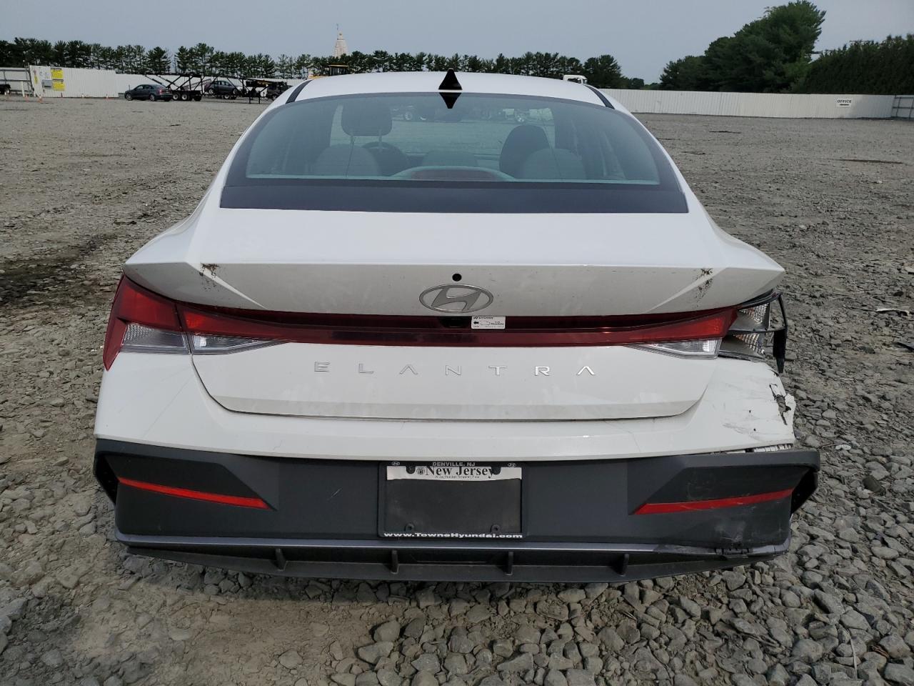 2024 HYUNDAI ELANTRA SE - Фото 6