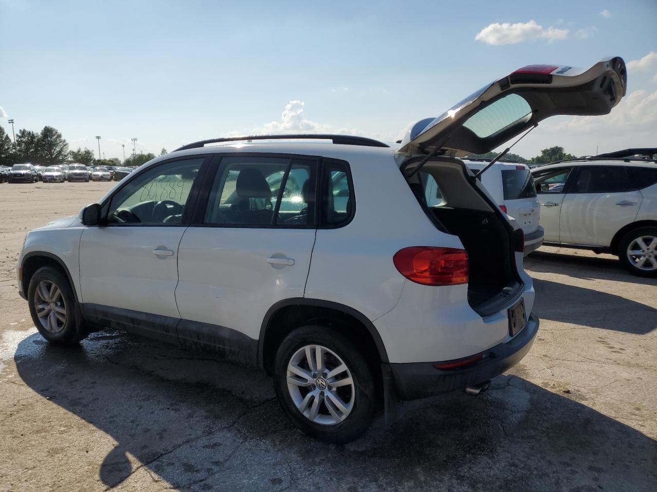2015 VOLKSWAGEN TIGUAN S - Фото 2
