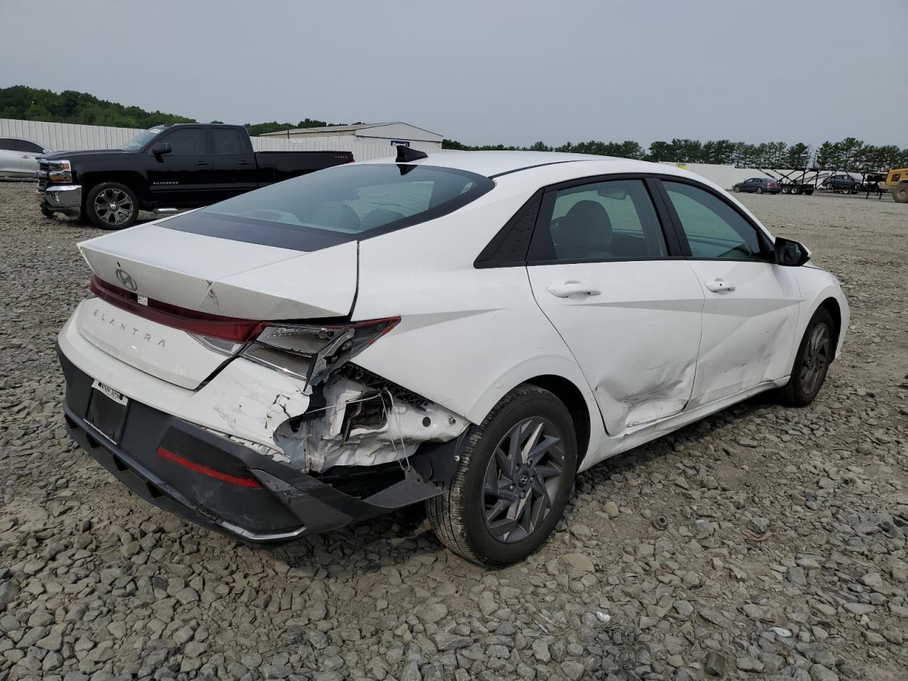 2024 HYUNDAI ELANTRA SE - Фото 3