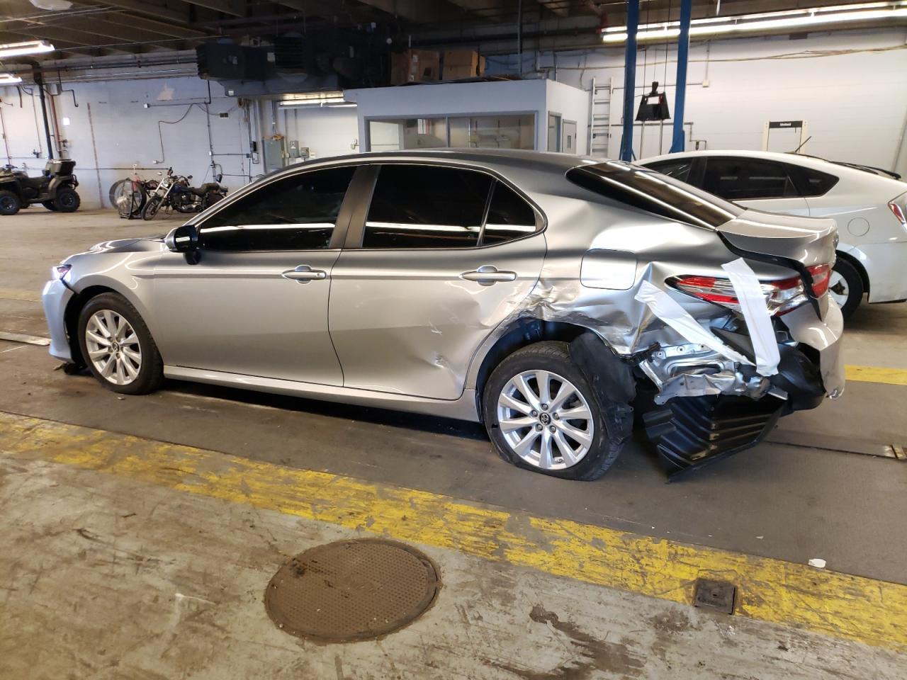 2018 TOYOTA CAMRY L - Фото 2