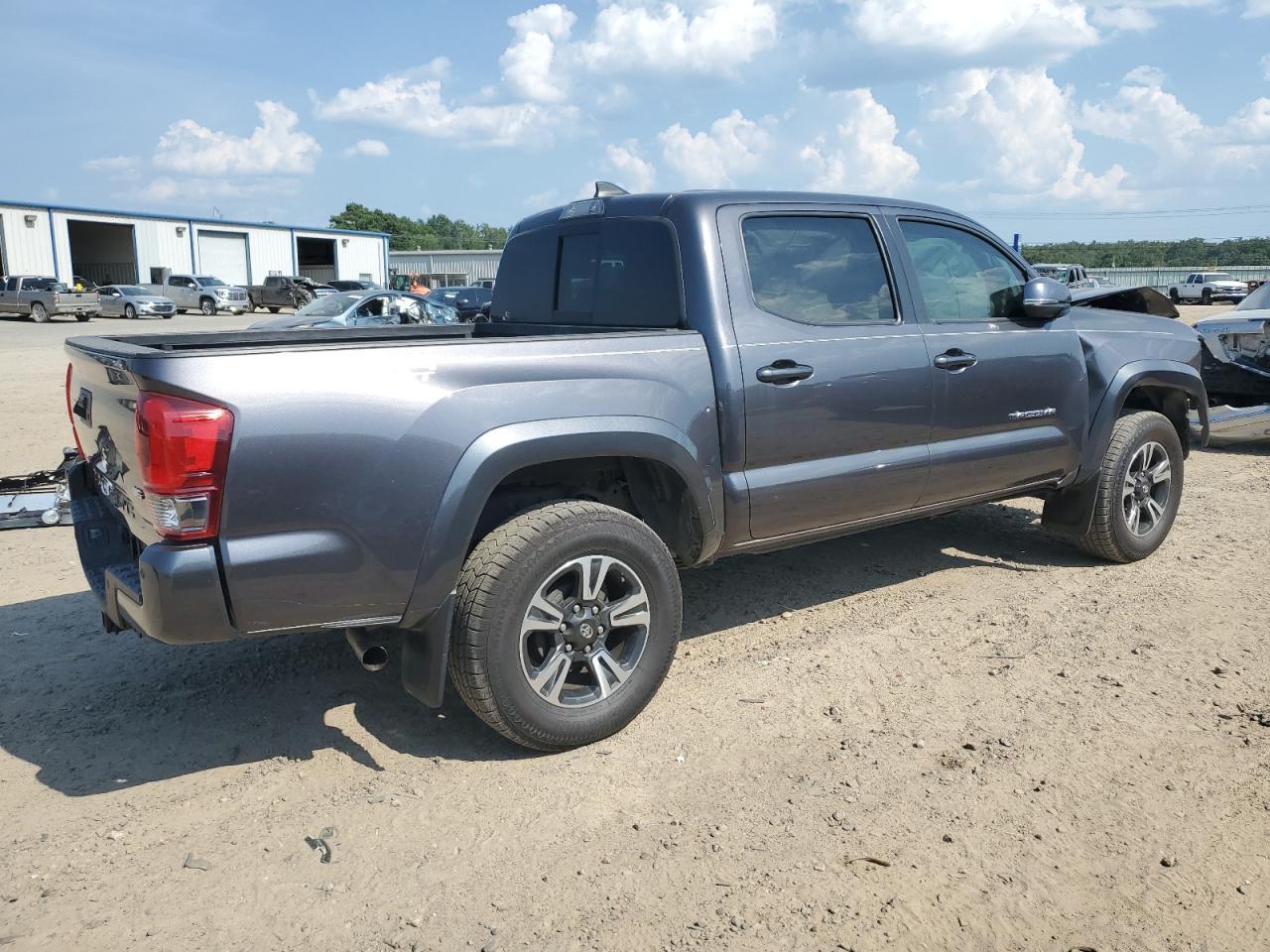 2017 TOYOTA TACOMA DOU - Фото 3