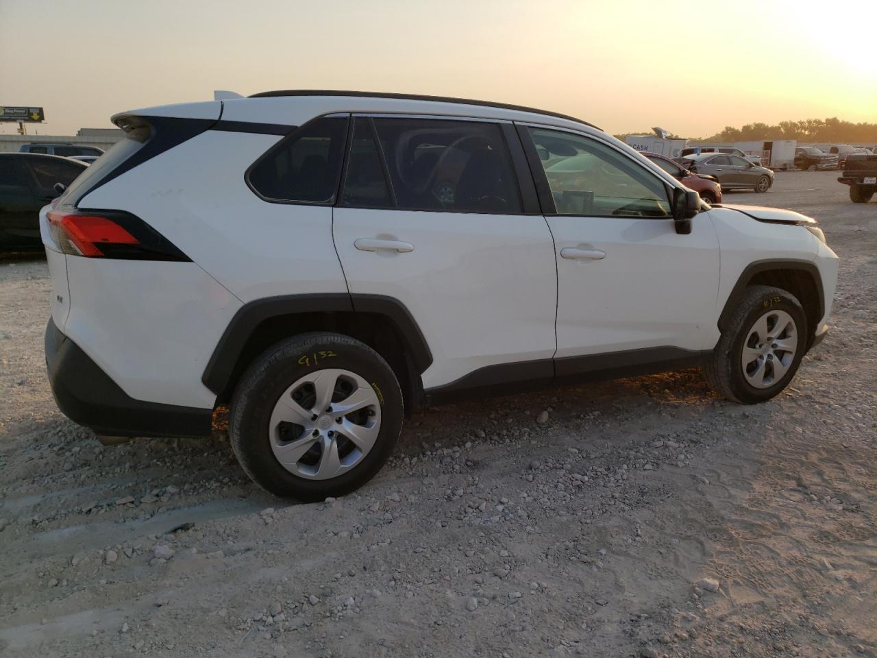 2021 TOYOTA RAV4 LE - Фото 3