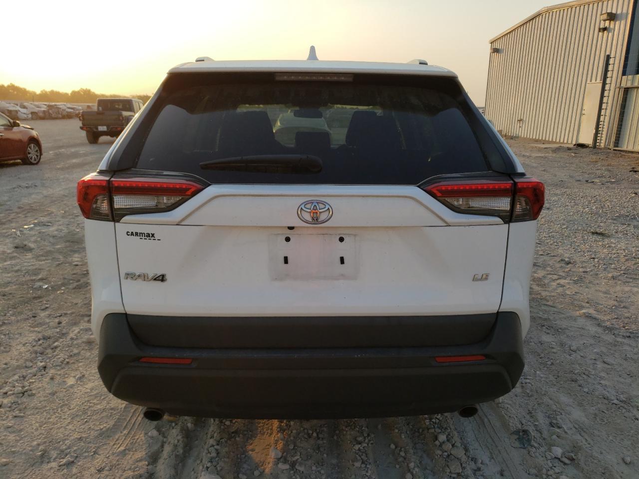 2021 TOYOTA RAV4 LE - Фото 6
