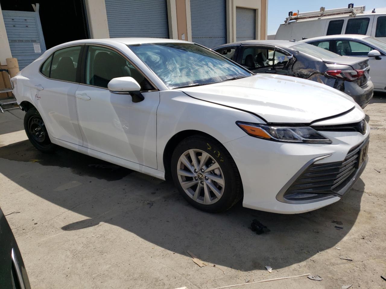 2023 TOYOTA CAMRY LE - Фото 4