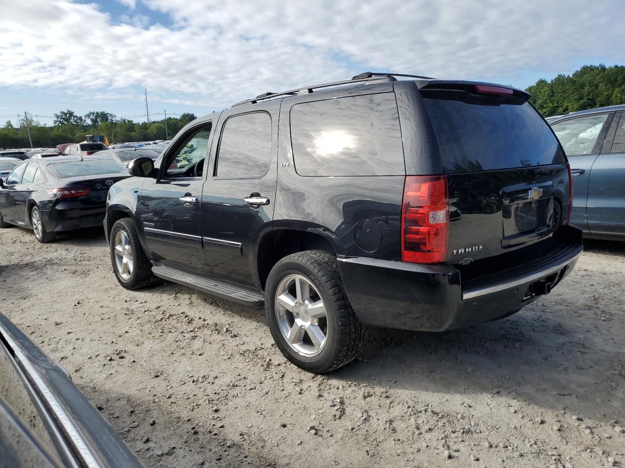 2011 CHEVROLET TAHOE K150 - Фото 2