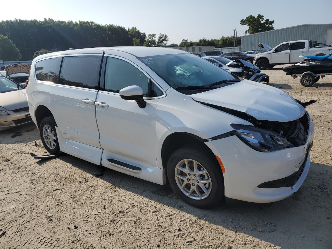 2022 CHRYSLER VOYAGER LX - Фото 4